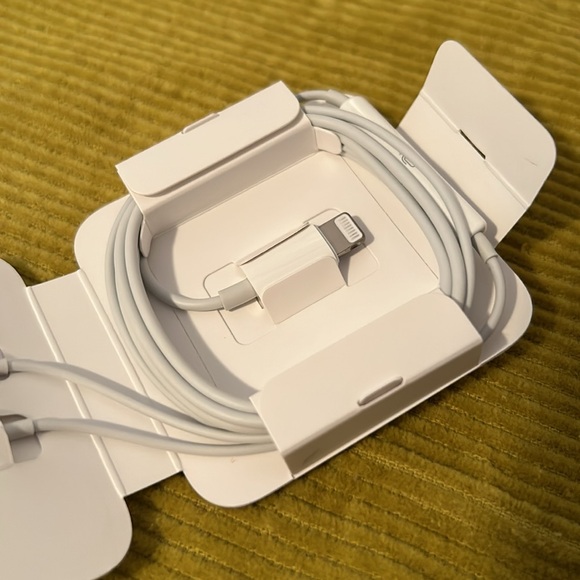 Apple EarPods (Lightning Connector) for iPhones, iPads, iPods - Picture 6 of 6